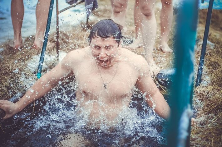Крещенские купания, Фото недели, Фотокалендарь, Фото недели: около 4 тысяч томичей окунулись вчера в Белое озеро Фото недели: около 4 тысяч томичей окунулись вчера в Белое озеро