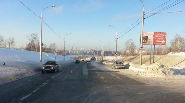 Происшествия, Томские новости, Вчера в Томске столкнулись три иномарки Вчера в Томске столкнулись три иномарки