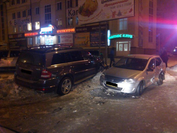 Происшествия, Томские новости, В Томске пьяный водитель &laquo;мерседеса&raquo; устроил ДТП (ФОТО) В Томске пьяный водитель &laquo;мерседеса&raquo; устроил ДТП (ФОТО)