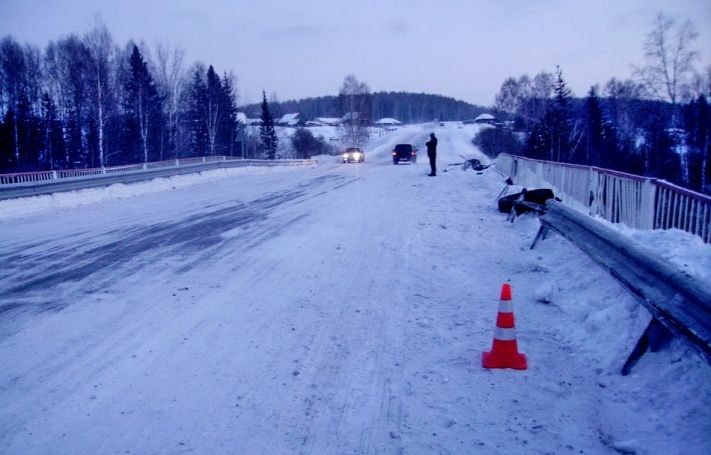 Происшествия, Томские новости, В Томской области КамАЗ съехал в кювет из-за лопнувшего колеса В Томской области КамАЗ съехал в кювет из-за лопнувшего колеса