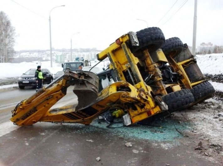 Происшествия, Томские новости, Утром в Томске опрокинулся трактор (ФОТО) Утром в Томске опрокинулся трактор (ФОТО)
