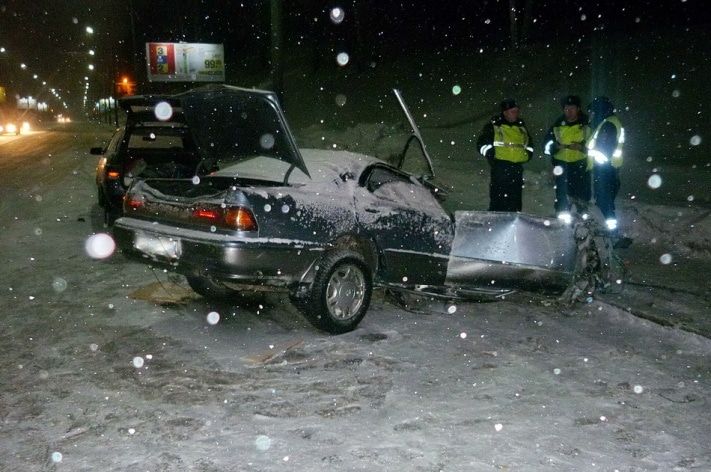 Происшествия, Томские новости, Ночью в Томске иномарка врезалась в столб (ФОТО) Ночью в Томске иномарка врезалась в столб (ФОТО)