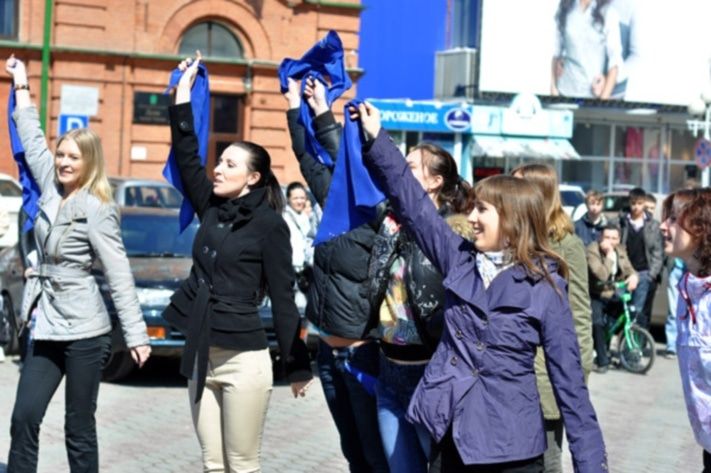 День Победы, Томские новости, Синие платочки и пилотки начали раздавать в кинотеатрах и торговых центрах Томска Синие платочки и пилотки начали раздавать в кинотеатрах и торговых центрах Томска