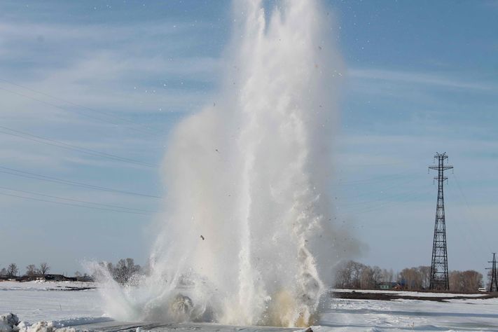 Паводок, Томские новости, В Томской области взорвали ледовую переправу у Могочино (ФОТО) В Томской области взорвали ледовую переправу у Могочино (ФОТО)