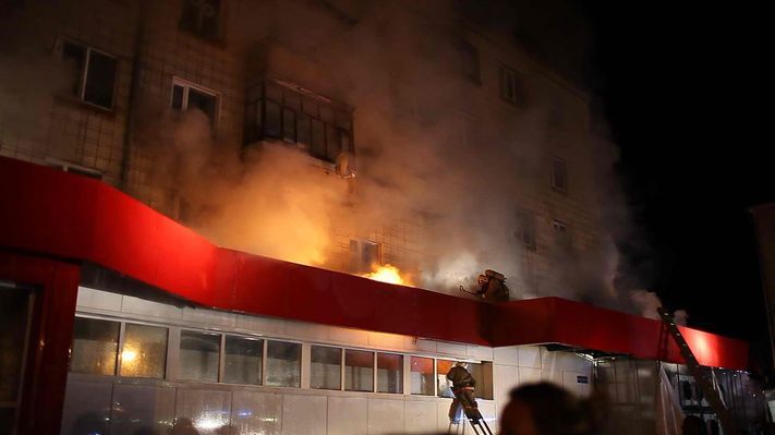 Происшествия, Томские новости, Вчера в Стрежевом загорелся магазин (ФОТО) Вчера в Стрежевом загорелся магазин (ФОТО)