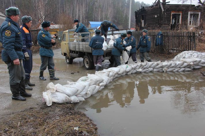 Паводок, Томские новости, В томских поселках начали укреплять дороги мешками с песком (ФОТО) В томских поселках начали укреплять дороги мешками с песком (ФОТО)