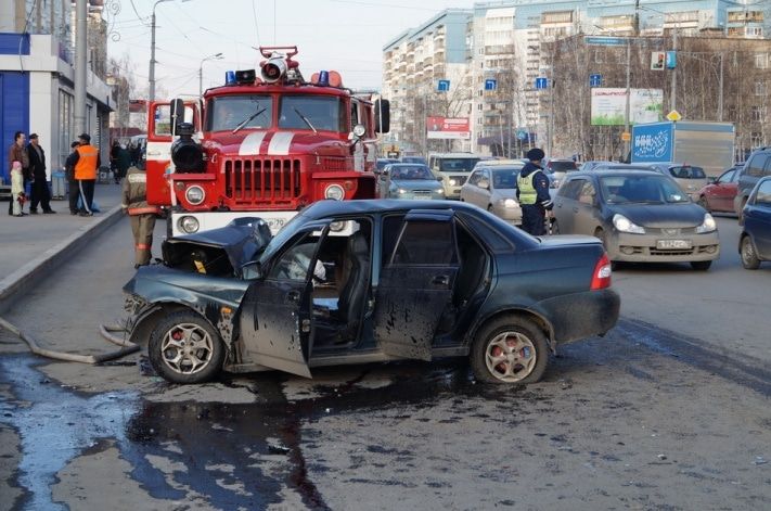 Происшествия, Томские новости, В Томске &laquo;Приора&raquo; врезалась в троллейбус. Один человек погиб В Томске &laquo;Приора&raquo; врезалась в троллейбус. Один человек погиб