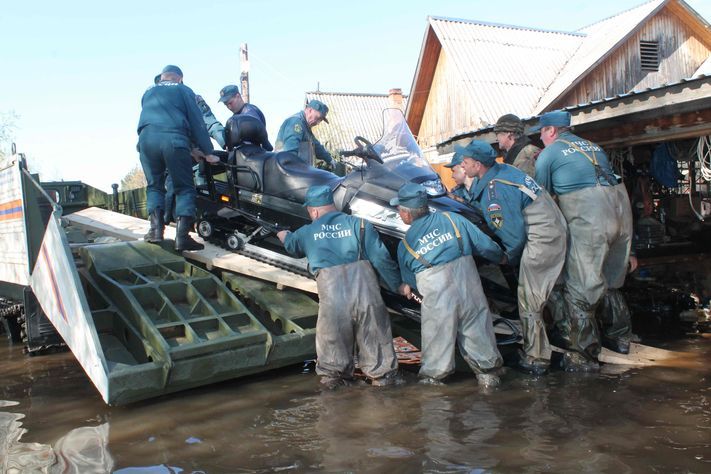 Паводок, Томские новости, Сотрудники МЧС помогли жителям подтопленного томского села с эвакуацией техники (ФОТО) Сотрудники МЧС помогли жителям подтопленного томского села с эвакуацией техники (ФОТО)