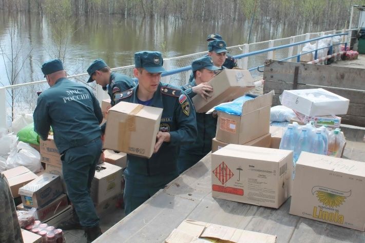 Паводок, Томские новости, Томские спасатели доставили в подтопленные поселки необходимые продукты (ФОТО) Томские спасатели доставили в подтопленные поселки необходимые продукты (ФОТО)