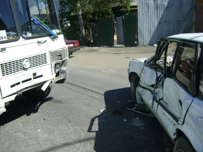 Происшествия, Томские новости, В Томске иномарка столкнулась с маршруткой (ФОТО) В Томске иномарка столкнулась с маршруткой (ФОТО)