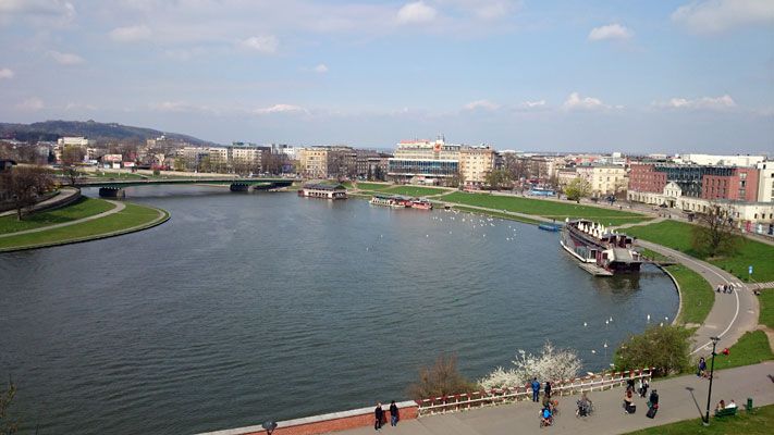 Очарование весеннего Кракова: магнолии, драконы и река