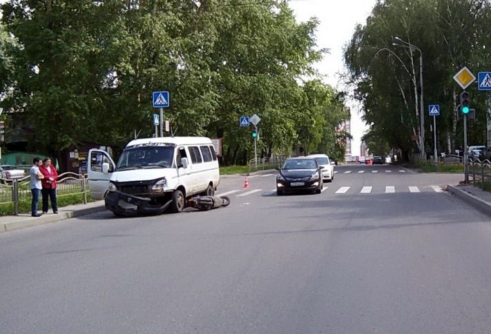 Происшествия, Томские новости, В Томске мопед с двумя детьми проехал на &laquo;красный&raquo; и врезался в &laquo;Газель&raquo; В Томске мопед с двумя детьми проехал на &laquo;красный&raquo; и врезался в &laquo;Газель&raquo;