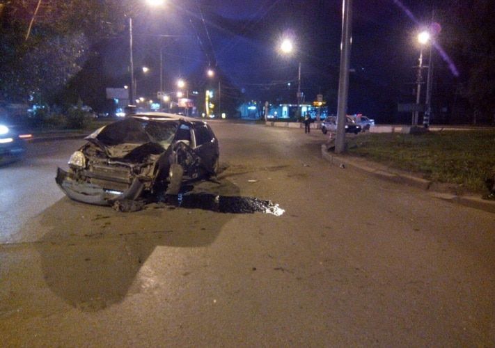 Происшествия, Томские новости, В Томске водитель без прав наехал на бордюр и врезался в столб (ФОТО) В Томске водитель без прав наехал на бордюр и врезался в столб (ФОТО)