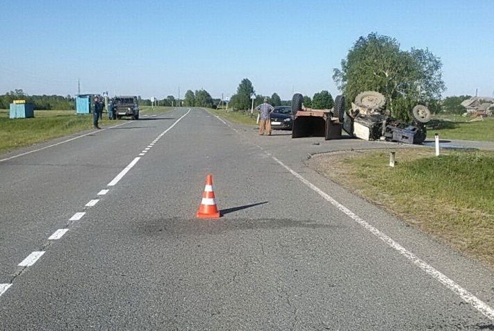 Происшествия, Томские новости, Иномарка перевернула трактор у томского села (ФОТО) Иномарка перевернула трактор у томского села (ФОТО)