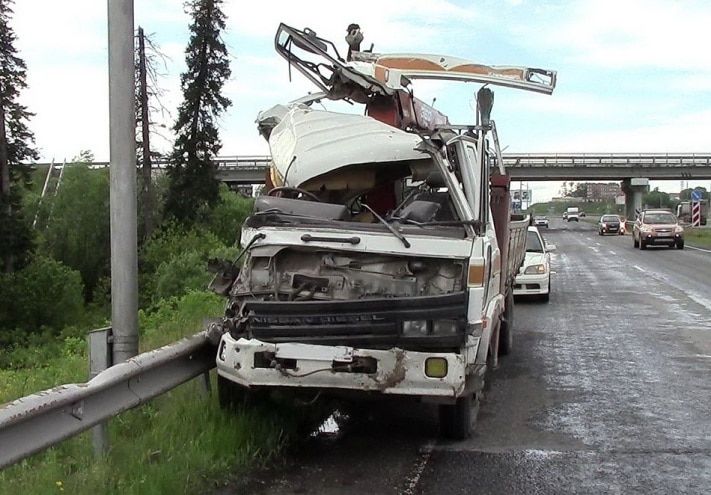 Происшествия, Томские новости, Водитель грузовика врезался в столб и вылетел из кабины в Томске (ФОТО) Водитель грузовика врезался в столб и вылетел из кабины в Томске (ФОТО)