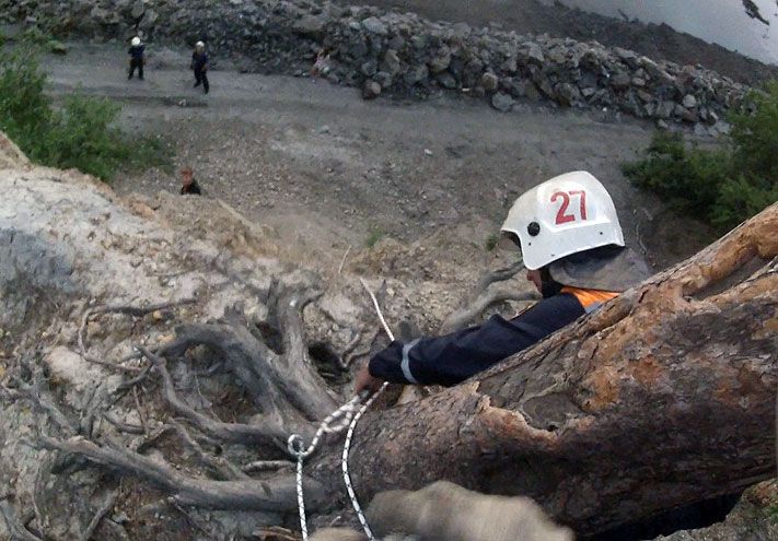 Происшествия, Томские новости, Томские спасатели сняли с крутого склона 15-летнего подростка Томские спасатели сняли с крутого склона 15-летнего подростка