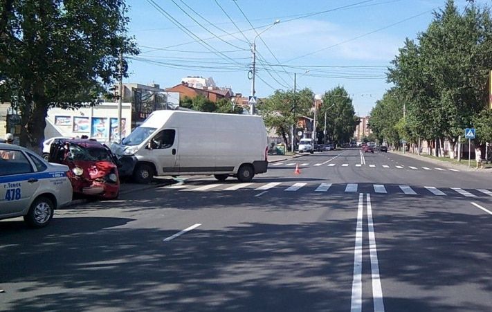 Происшествия, Томские новости, В Томске легковушка столкнулась с микроавтобусом, два человека пострадали В Томске легковушка столкнулась с микроавтобусом, два человека пострадали