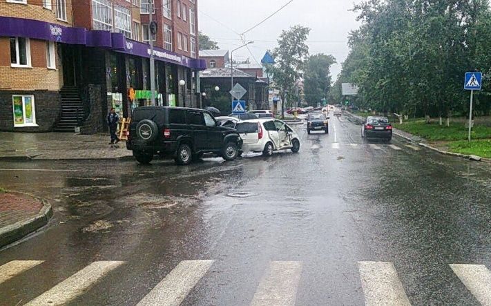 Происшествия, Томские новости, В Томске УАЗ столкнулся с иномаркой. Два человека пострадали В Томске УАЗ столкнулся с иномаркой. Два человека пострадали
