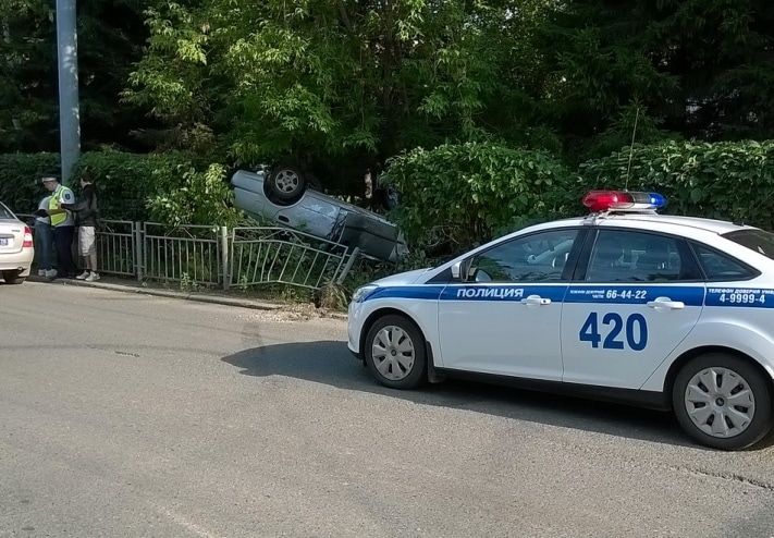 Происшествия, Томские новости, В Томске после столкновения иномарка вылетела на обочину и перевернулась В Томске после столкновения иномарка вылетела на обочину и перевернулась