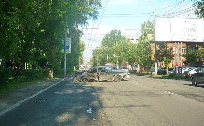 Происшествия, Томские новости, В центре Томска иномарка врезалась в столб В центре Томска иномарка врезалась в столб