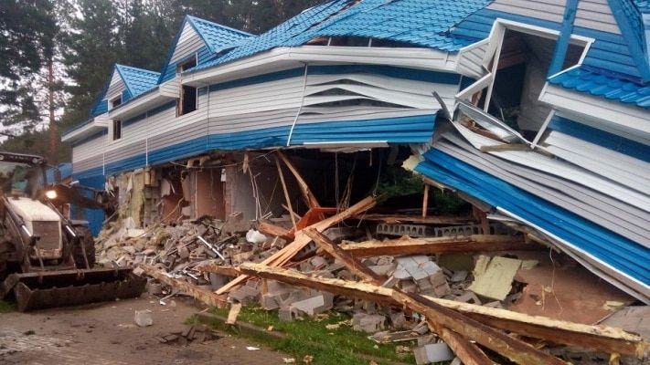 Томские новости, В Томске снесли незаконный гараж с гостиничными номерами В Томске снесли незаконный гараж с гостиничными номерами