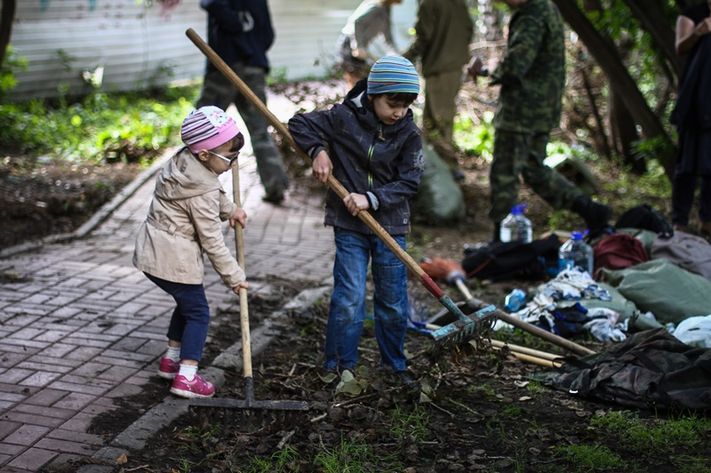 Конкурсы и акции, Томские новости, &laquo;Странные люди&raquo; прибрались в томском сквере (ФОТО) &laquo;Странные люди&raquo; прибрались в томском сквере (ФОТО)