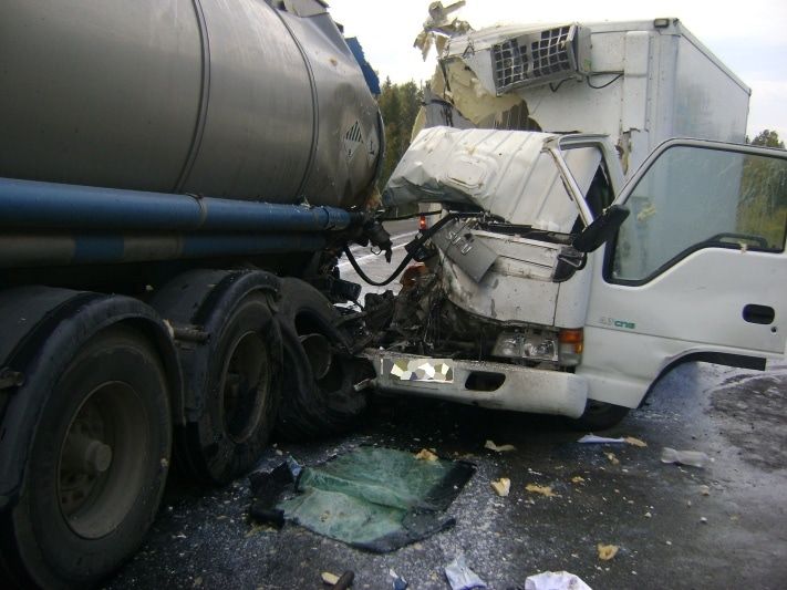Происшествия, Томские новости, На трассе под Томском погиб водитель грузовика, врезавшегося в в автоцистерну (ФОТО) На трассе под Томском погиб водитель грузовика, врезавшегося в в автоцистерну (ФОТО)