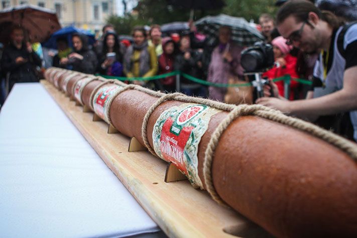 Первый томский рекорд.В День томича горожане попробовали 80-килограммовую колбасу