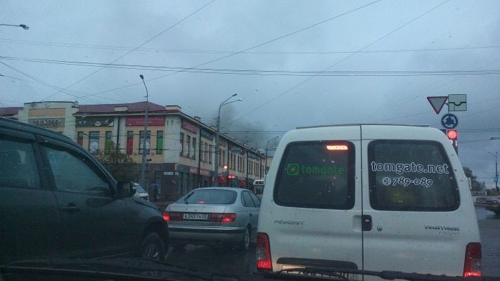 Происшествия, Томские новости, В Томске на Октябрьской загорелся деревянный дом В Томске на Октябрьской загорелся деревянный дом