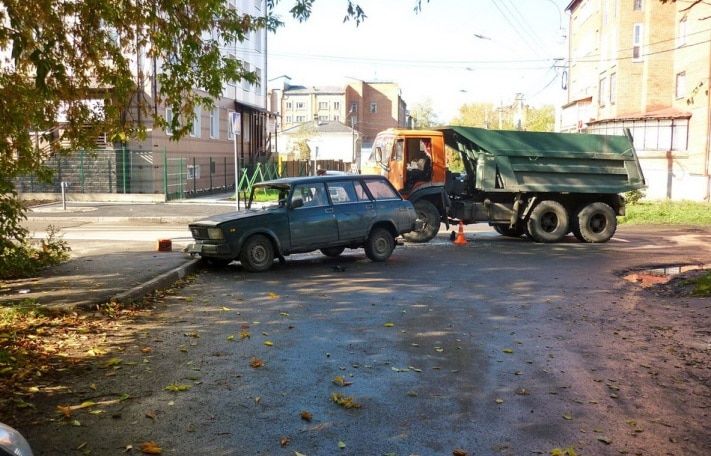 Происшествия, Томские новости, В Томске два человека пострадали при столкновении ВАЗа и КамАЗа В Томске два человека пострадали при столкновении ВАЗа и КамАЗа