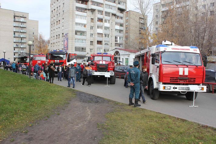 Томские новости, Томичам показали технику МЧС, собак спасателей и угостили блюдами полевой кухни (ФОТО) Томичам показали технику МЧС, собак спасателей и угостили блюдами полевой кухни (ФОТО)