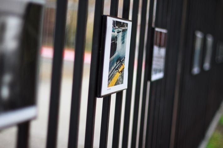 Конкурсы и акции, Томские новости, В Томске &laquo;Странные люди&raquo; провели субботник и открыли выставку на заборе (ФОТО) В Томске &laquo;Странные люди&raquo; провели субботник и открыли выставку на заборе (ФОТО)