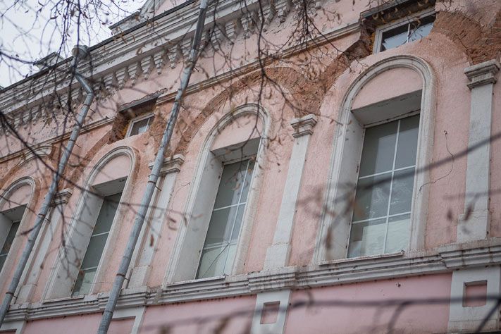 Томские новости, На историческом здании в центре Томска сбивают лепной декор На историческом здании в центре Томска сбивают лепной декор