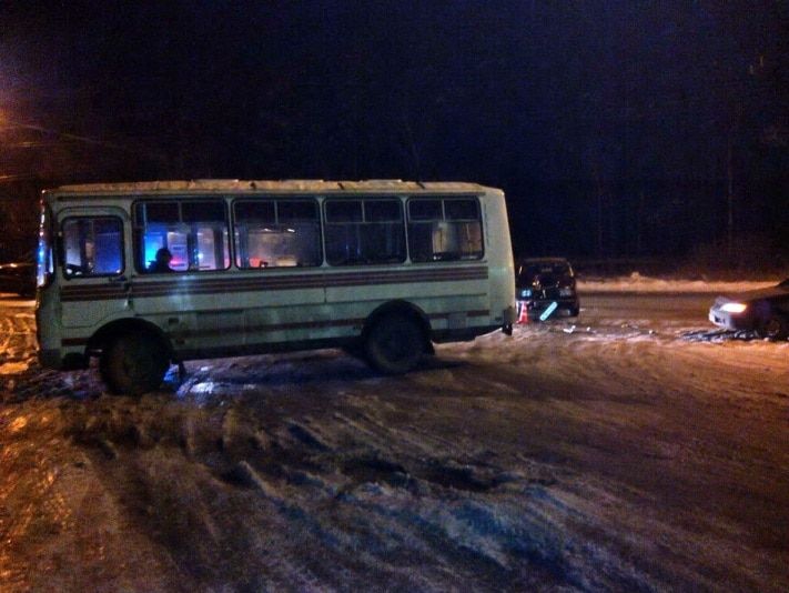 Происшествия, Томские новости, Женщина-пассажир пострадала при столкновении ПАЗа и ВАЗа в Томске Женщина-пассажир пострадала при столкновении ПАЗа и ВАЗа в Томске