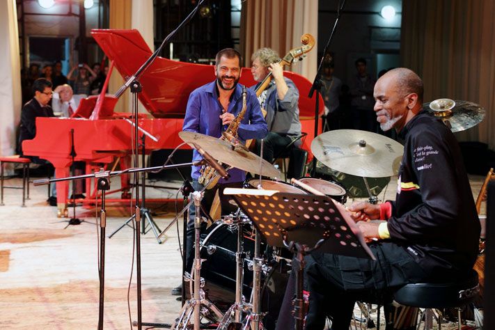 Услышать джаз на ракушках, увидеть музыку в цвете и достать звезду.В Томске прошёл симпозиум джаза