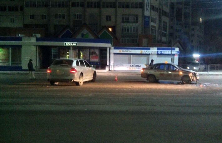 Происшествия, Томские новости, Ночью в Томске Granta столкнулась с Porsche Cayenne, один человек пострадал Ночью в Томске Granta столкнулась с Porsche Cayenne, один человек пострадал