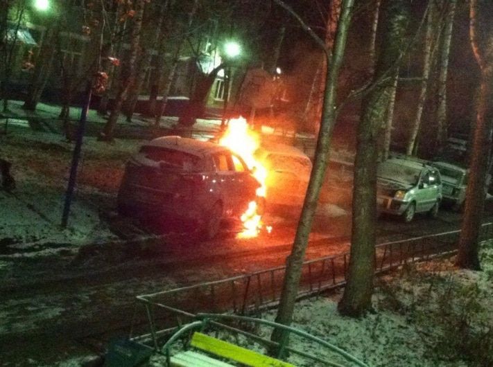 Происшествия, Томские новости, Во дворе дома в Томске загорелся автомобиль (ВИДЕО) Во дворе дома в Томске загорелся автомобиль (ВИДЕО)