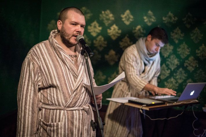 &laquo;Стихи мне помогают не покупать успокоительное&raquo;.О чём пишет поэт Ваня Пинженин и играет музыкант EtoEto