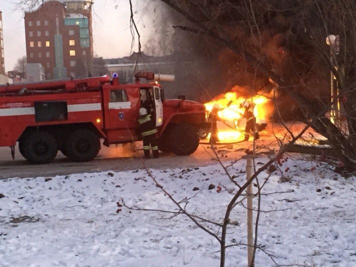 Происшествия, Томские новости, В Томске у Дворца спорта сгорел отечественный автомобиль (ФОТО) В Томске у Дворца спорта сгорел отечественный автомобиль (ФОТО)