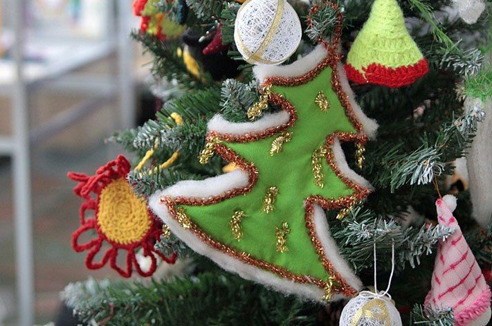 Конкурсы и акции, Томские новости, Новогодние шары, сделанные томичами, украсят к праздникам ТЮЗ Новогодние шары, сделанные томичами, украсят к праздникам ТЮЗ