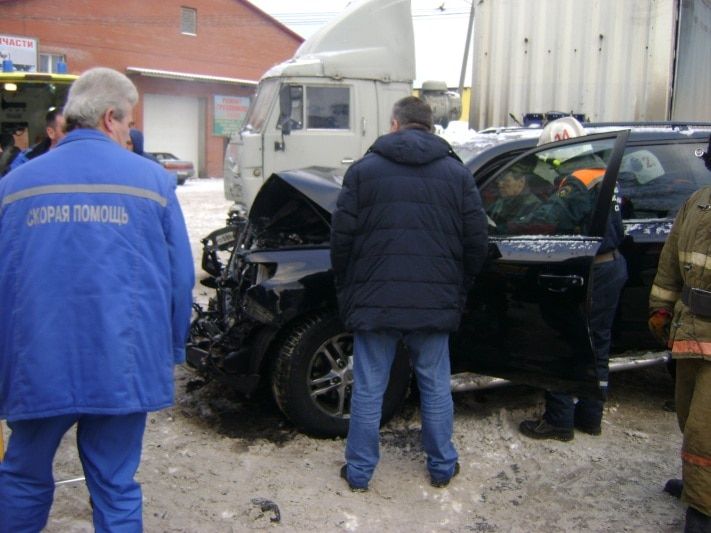 Происшествия, Томские новости, В Томске водитель Land Cruiser пострадал при столкновении с КамАЗом (ФОТО) В Томске водитель Land Cruiser пострадал при столкновении с КамАЗом (ФОТО)