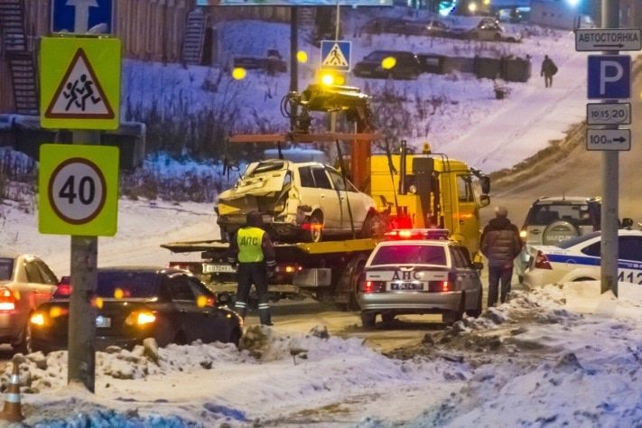 Происшествия, Томские новости, В Томске иномарка несколько раз перевернулась и упала на крышу припаркованного авто, водитель погиб В Томске иномарка несколько раз перевернулась и упала на крышу припаркованного авто, водитель погиб
