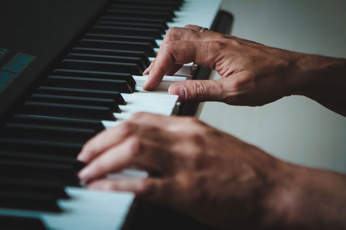 Культура в Томске, Томские новости, Молодой томский композитор выпустил дебютный альбом неоклассической музыки Молодой томский композитор выпустил дебютный альбом неоклассической музыки