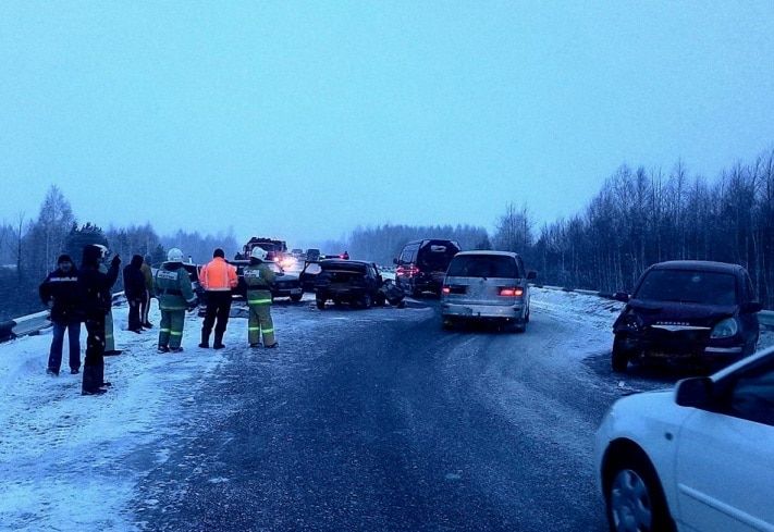 Происшествия, Томские новости, Три человека пострадали в ДТП с участием четырех автомобилей Три человека пострадали в ДТП с участием четырех автомобилей