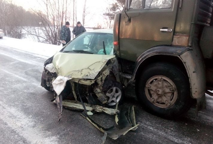 Происшествия, Томские новости, На трассе под Томском иномарка столкнулась с двумя грузовиками, пострадал ребенок На трассе под Томском иномарка столкнулась с двумя грузовиками, пострадал ребенок