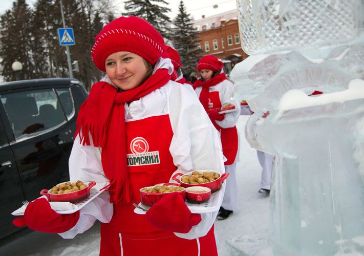 Сибагро, Томские новости, Скульпторов &laquo;Хрустального Томска&raquo; накормили жареными пельмешками Скульпторов &laquo;Хрустального Томска&raquo; накормили жареными пельмешками