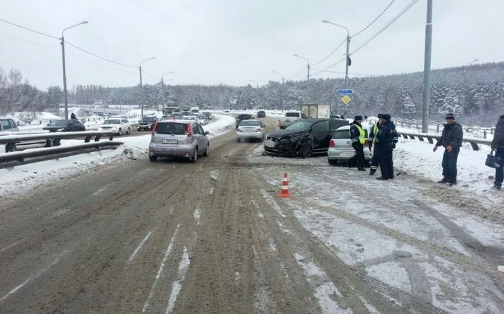 Происшествия, Томские новости, Два человека получили травмы при столкновении трех иномарок в Томске Два человека получили травмы при столкновении трех иномарок в Томске