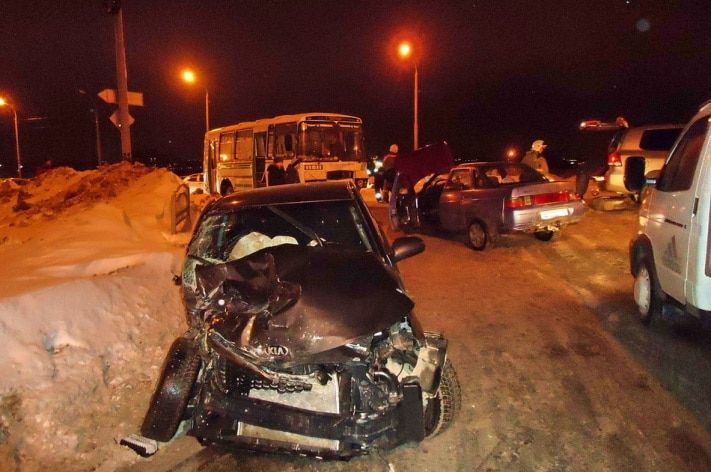 Происшествия, Томские новости, В Томске при столкновении двух автомобилей и маршрутки трое получили травмы В Томске при столкновении двух автомобилей и маршрутки трое получили травмы