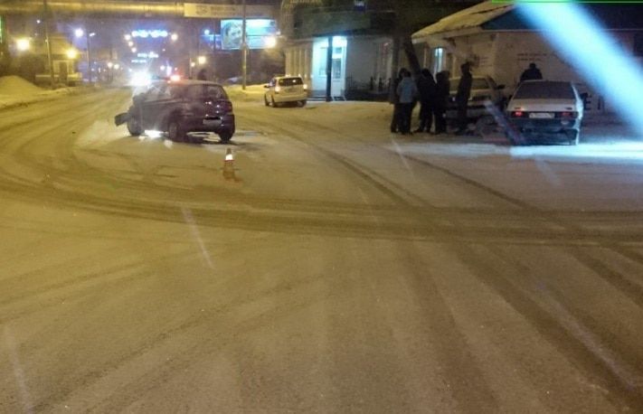 Происшествия, Томские новости, В Томске водитель проехал на красный, столкнулся с двумя автомобилями и врезался в здание В Томске водитель проехал на красный, столкнулся с двумя автомобилями и врезался в здание