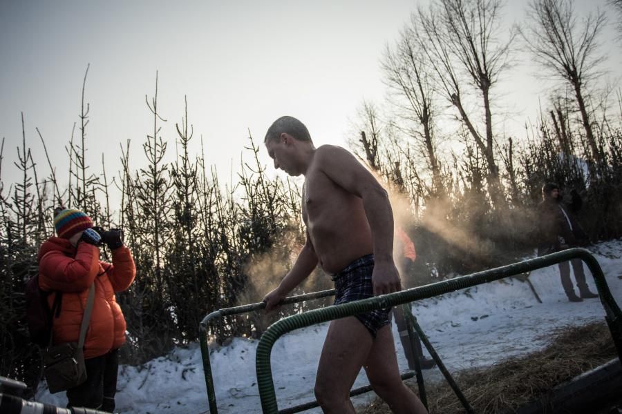 Крещенские купания, Томские новости, Фото недели, Более 4000 томичей окунулись в прорубь на Белом озере Более 4000 томичей окунулись в прорубь на Белом озере